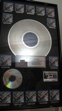 12- Disco di platino per la vendita di oltre 14 milioni di copie dell'album dei Beatles 'The Beatles 1967-1970'.JPG